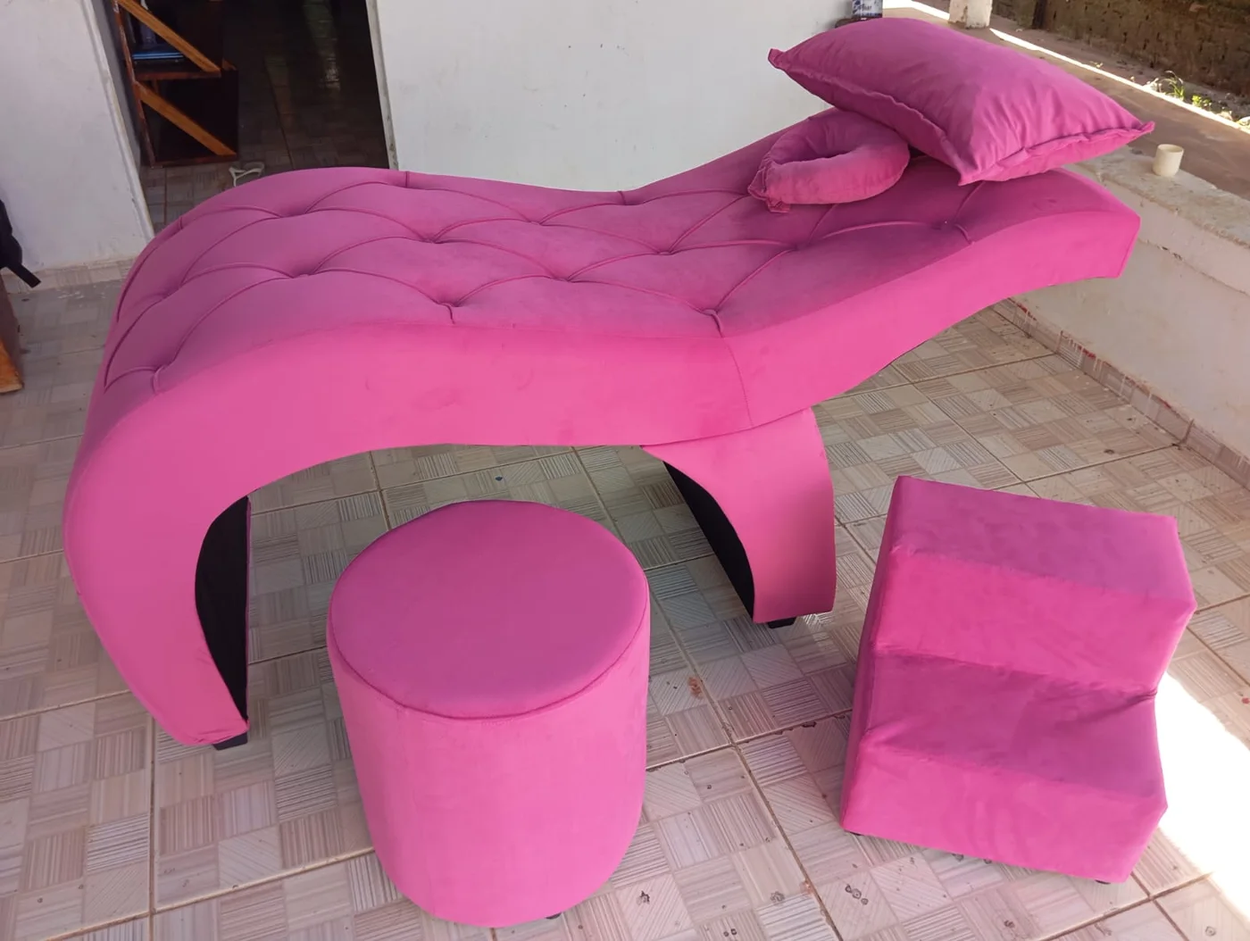 Maca Reta pink Larune com puff e escadinha